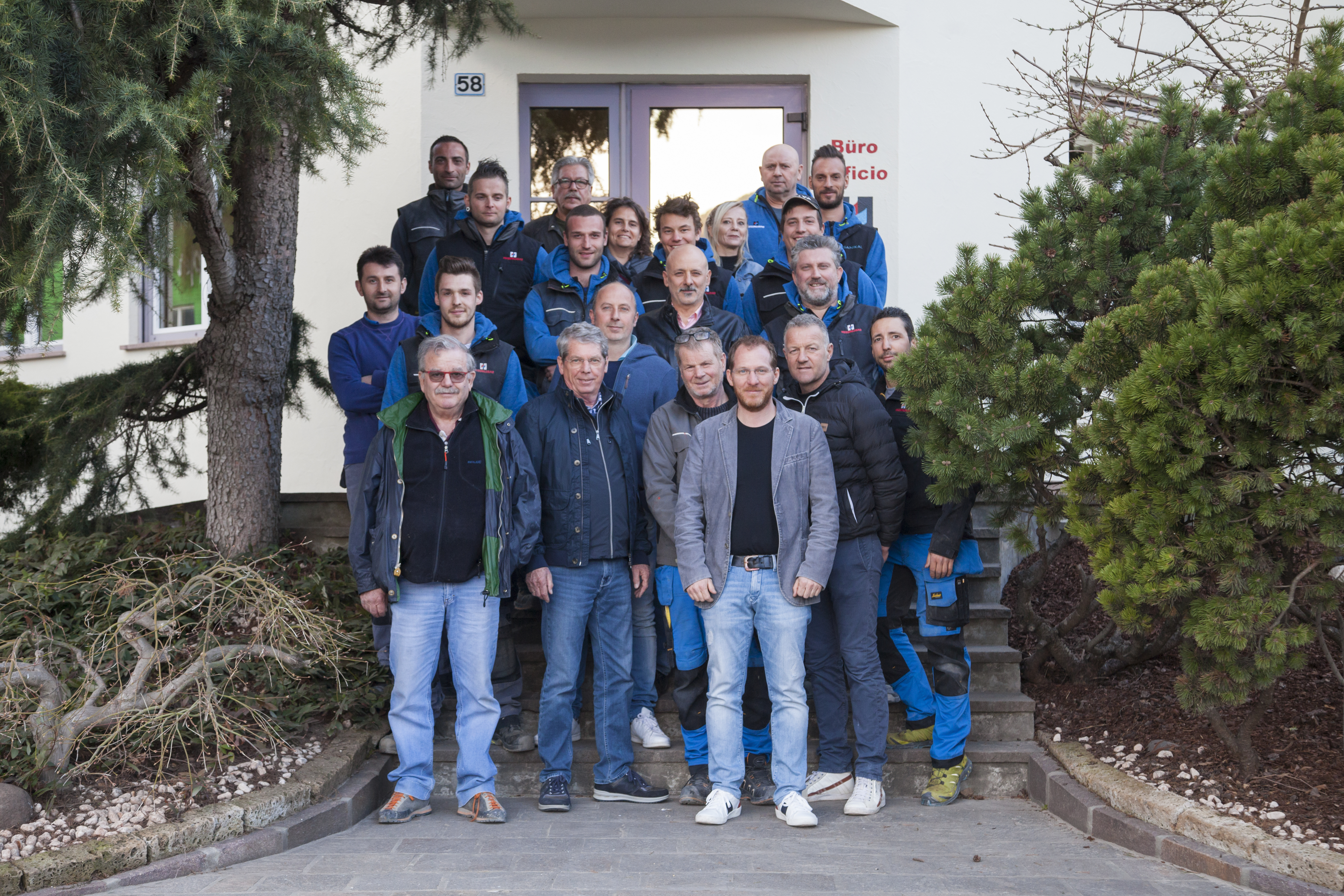 Team von Heizungsbau vor dem Firmengebäude